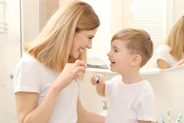 母と幸せな息子の歯を磨く — ストック写真