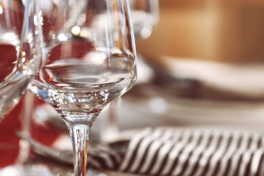 Kadehinin bulanık arka plan üzerinde