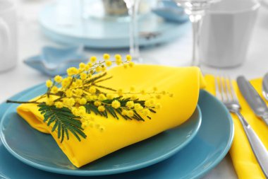 Dishware çiçek dekorasyonu ile