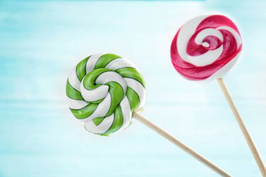 Beyaz arka plan üzerinde renkli lolipop