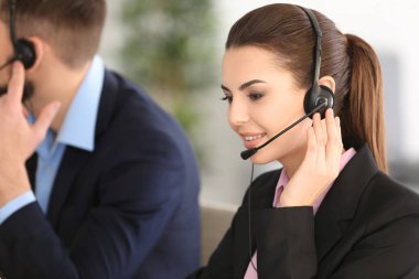 Ofiste çalışan kulaklık olan kadın