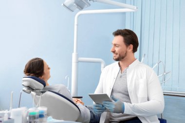 Genç kadın ziyaret dişçi klinikte