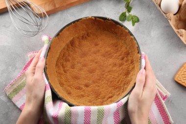 Peynirli kek için pan pişirme ile kadın