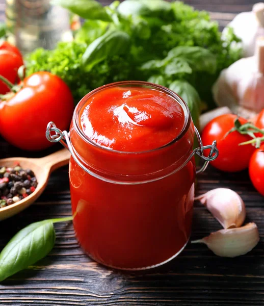 Ketchup in kruik en ingrediënten — Stockfoto