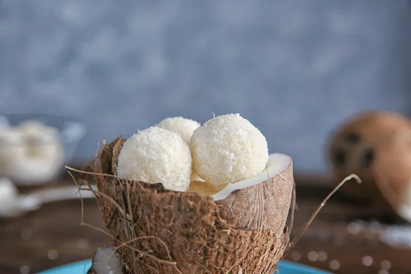 Välsmakande godis i kokosflingor — Stockfoto