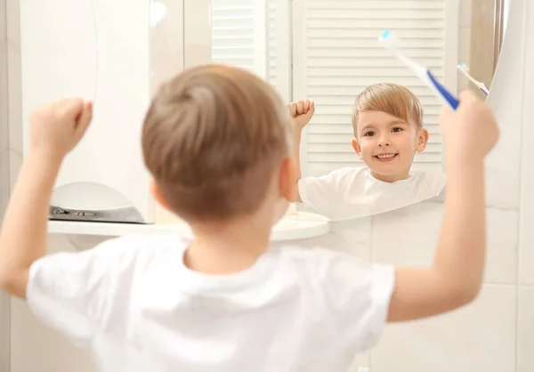 Mały chłopiec myjący zęby. — Zdjęcie stockowe