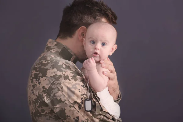Katonai apa fogta újszülött baba — Stock Fotó