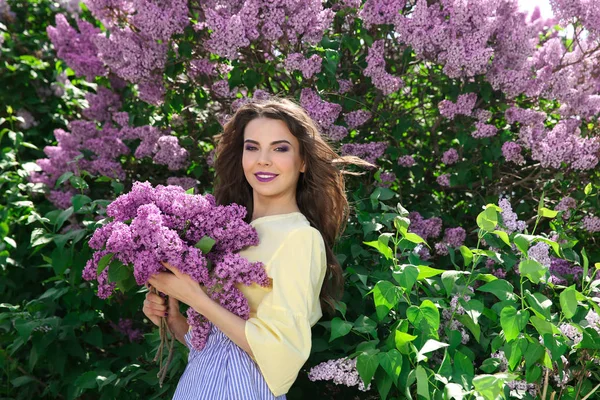 Mulher com lilás compõem — Fotografia de Stock