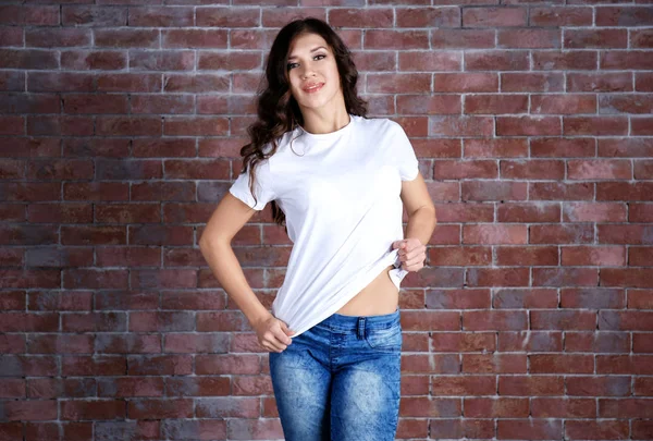 Junge Frau im weißen T-Shirt — Stockfoto