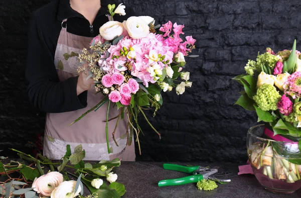 Kwiaciarnia kobiet, tworząc piękny bukiet — Zdjęcie stockowe