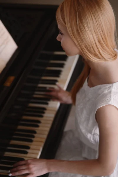 Flicka spela piano — Stockfoto