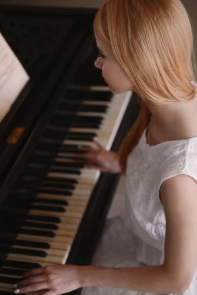 Chica tocando piano — Foto de Stock