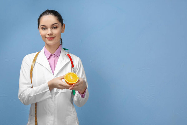 Молодая женщина-диетолог
