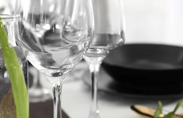 Verre à vin vide sur la table — Photo