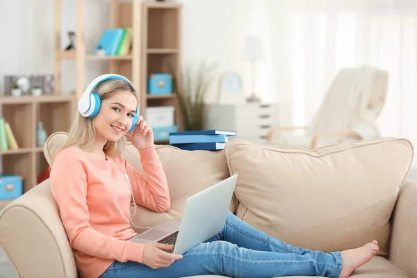 Vrouw luistert naar audio-boek — Stockfoto