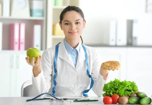 Jovem nutricionista feminina — Fotografia de Stock