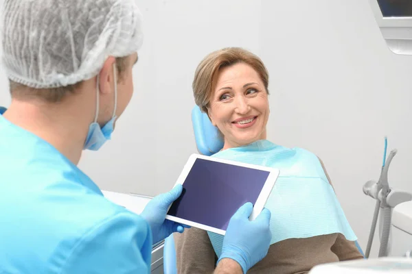 Zahnärztin mit Tablette und Patientin in Klinik — Stockfoto