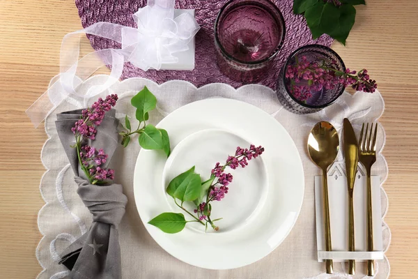 De instelling van de tabel in lila kleur — Stockfoto