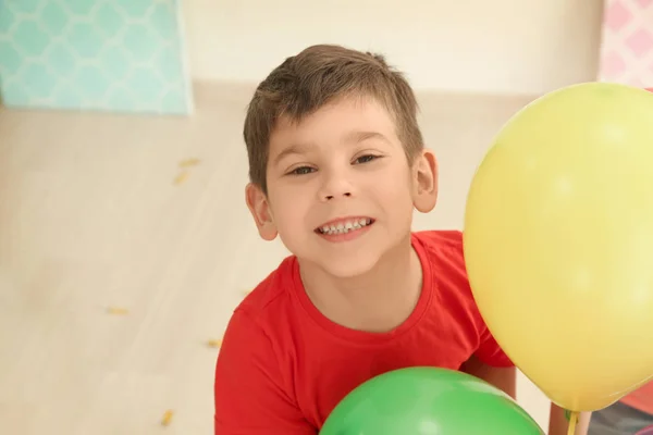 Pequeno menino bonito — Fotografia de Stock