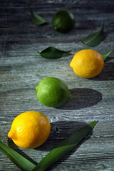 Färska citroner och limefrukter — Stockfoto