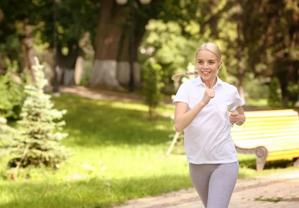 Mujer corriendo en parque — Foto de Stock