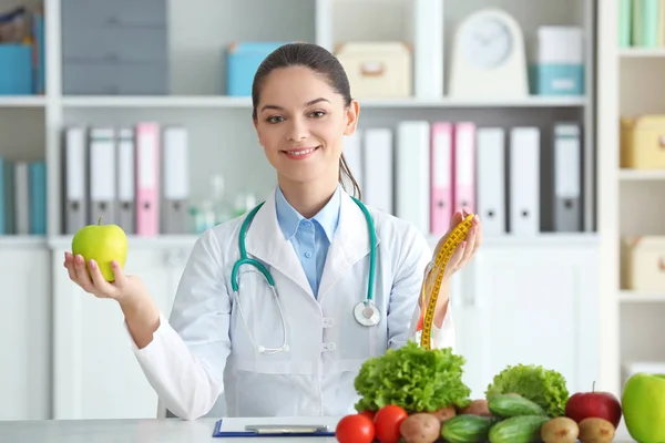 Giovane nutrizionista femminile — Foto Stock