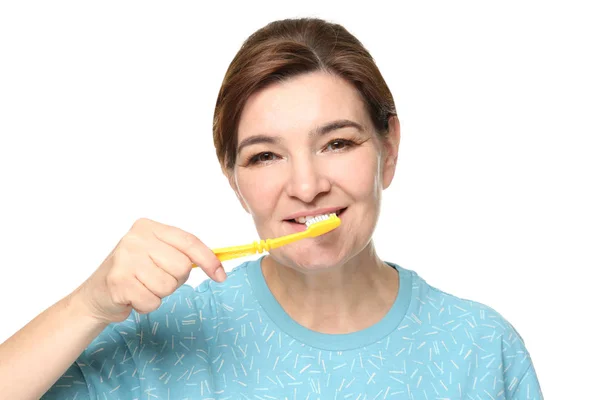 Senior woman cleaning teeth — Stock Photo, Image