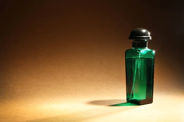 Красива композиція з пляшкою парфумів — стокове фото