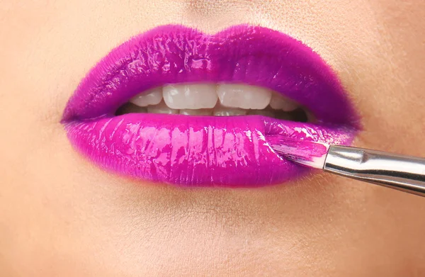 Aplicar cosméticos lila en los labios — Foto de Stock