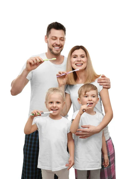 Familia joven cepillarse los dientes — Foto de Stock