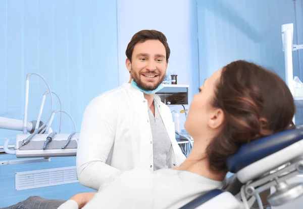 Male dentist with patient in clinic — Stock Photo, Image