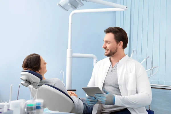 Young woman visiting dentist at clinic — Stock Photo, Image