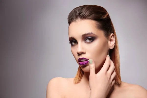 Ung kvinna med kreativa makeup — Stockfoto