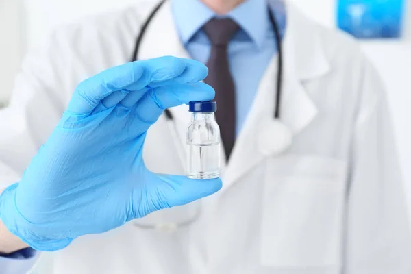 Läkare med läkemedel för vaccination — Stockfoto