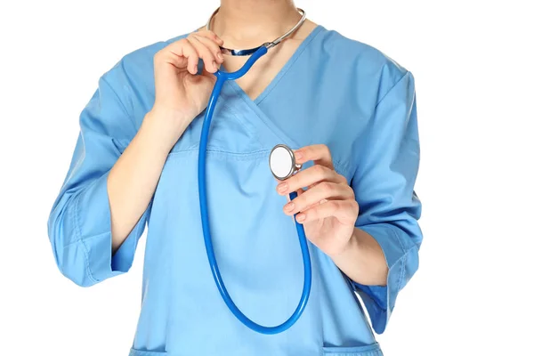 Jovem assistente médico com estetoscópio — Fotografia de Stock