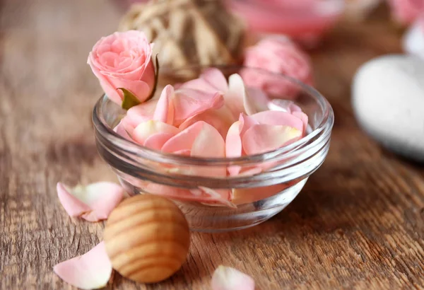 Botella de vidrio con pétalos de rosa — Foto de Stock