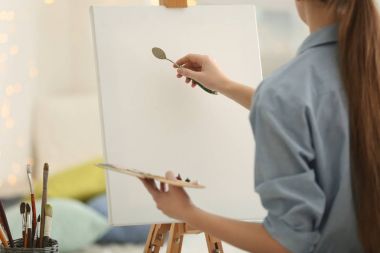 Kadın sanatçı çizim