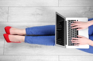 Dizüstü bilgisayarla çalışan kadın 