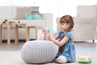 Nebulizatör ile küçük kız