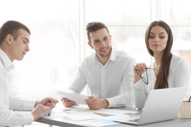 Ofiste çalışan iş adamları