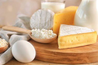 tablo üzerinde süt ürünleri