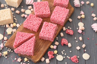 Pembe çıtır çıtır tatlı 