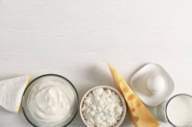 tablo üzerinde süt ürünleri