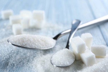 Kaşık şeker masada