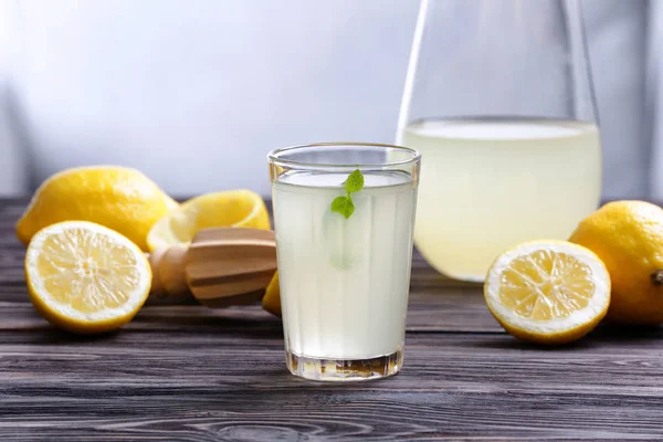 Citronsaft i glas — Stockfoto