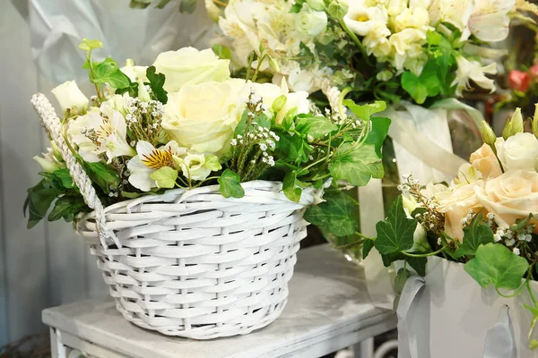 Cesta de mimbre con flores blancas — Foto de Stock