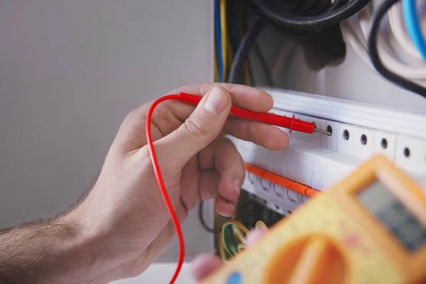 电工测量电压 — 图库照片