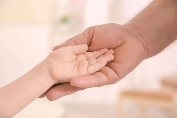 Senior och barn hålla händerna — Stockfoto