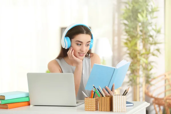 Jeune femme écoutant le livre audio — Photo