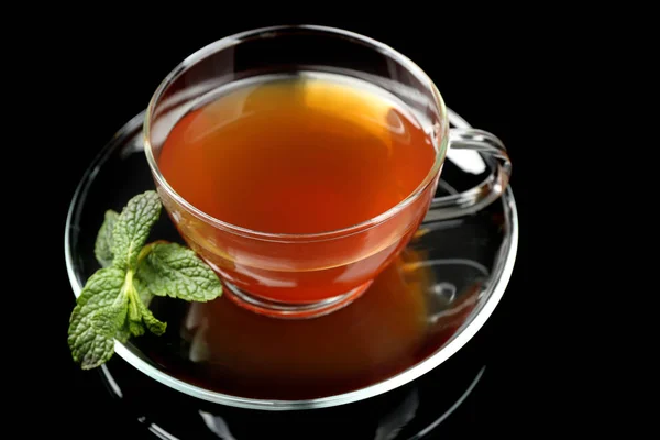 Чашка чая с мятными листьями — стоковое фото